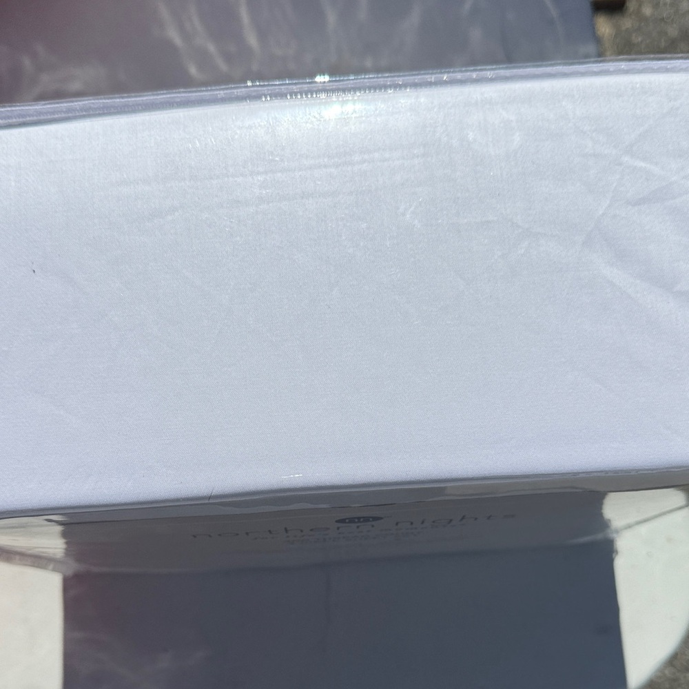 400 Thread Count White Sheet Set - Picture 2 of 3